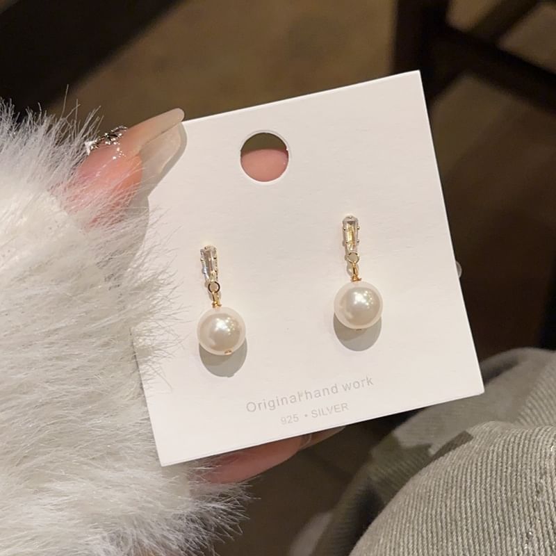 / Faux Clip-On Pearl Earring Drop
