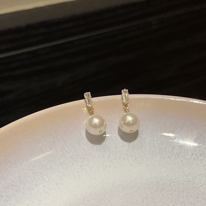 / Faux Clip-On Pearl Earring Drop