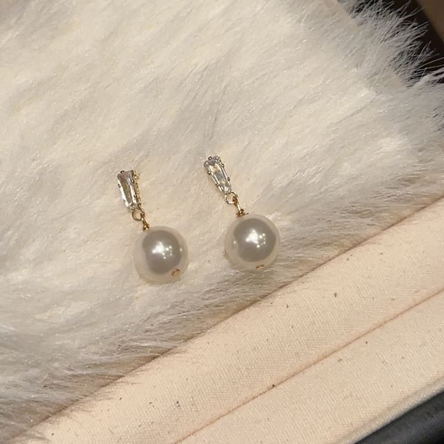 / Faux Clip-On Pearl Earring Drop