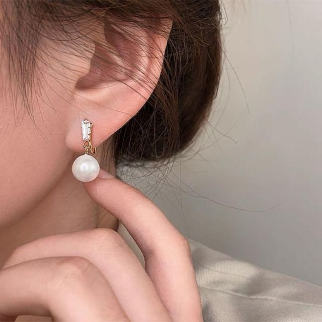 / Faux Clip-On Pearl Earring Drop