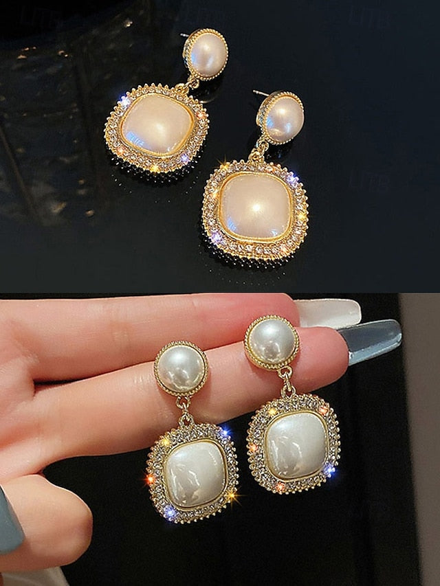 – with Rhinestone Gold-Plated Elegant Pearl Earrings Detailing