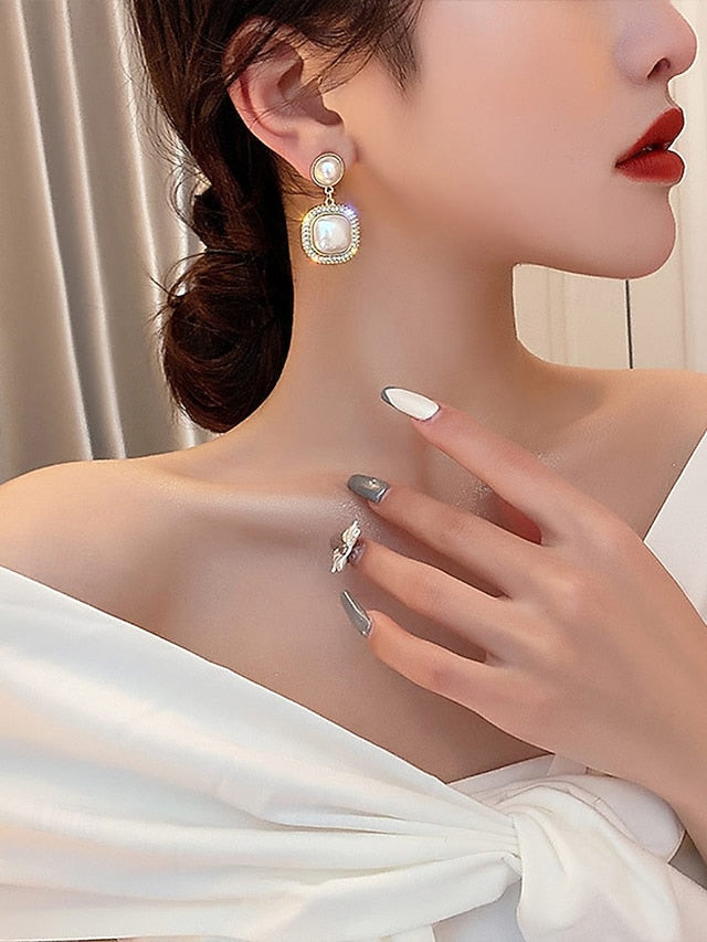 – with Rhinestone Gold-Plated Elegant Pearl Earrings Detailing