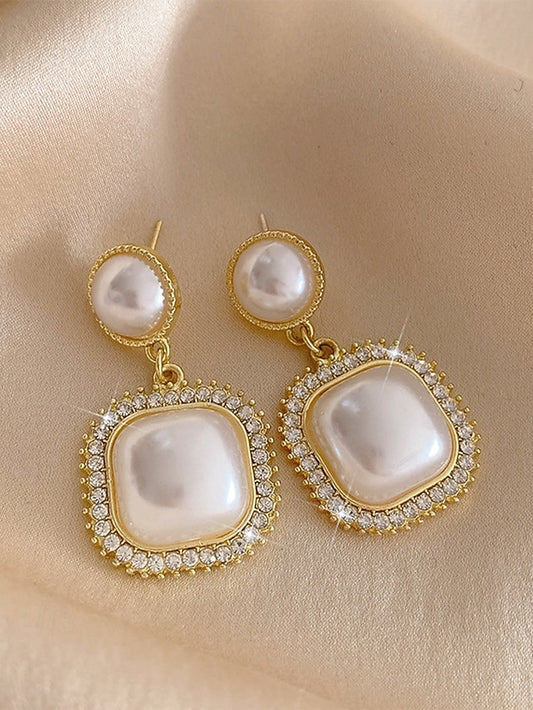– with Rhinestone Gold-Plated Elegant Pearl Earrings Detailing