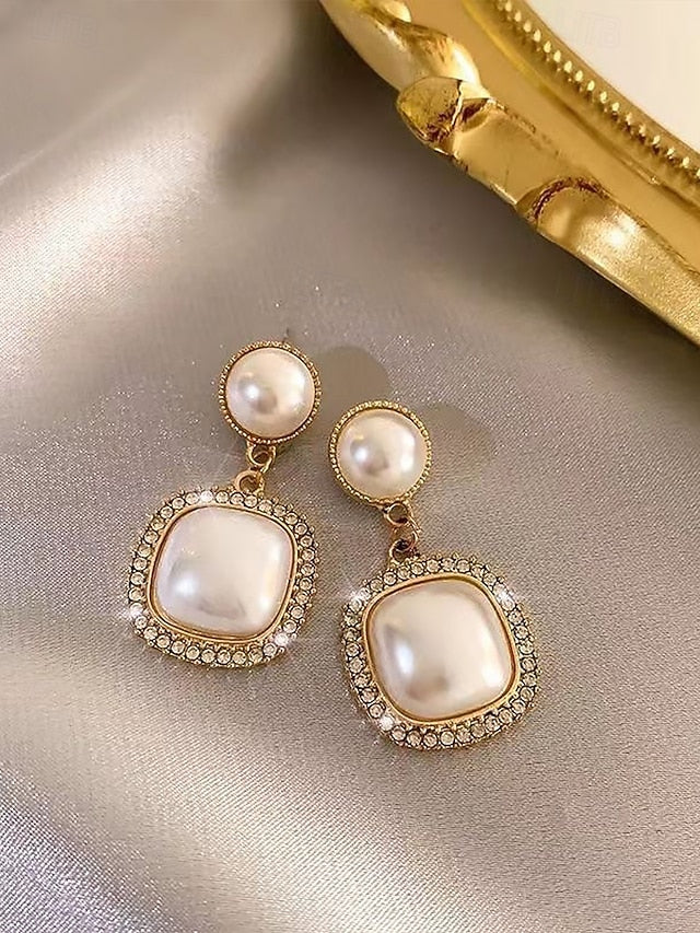 – with Rhinestone Gold-Plated Elegant Pearl Earrings Detailing